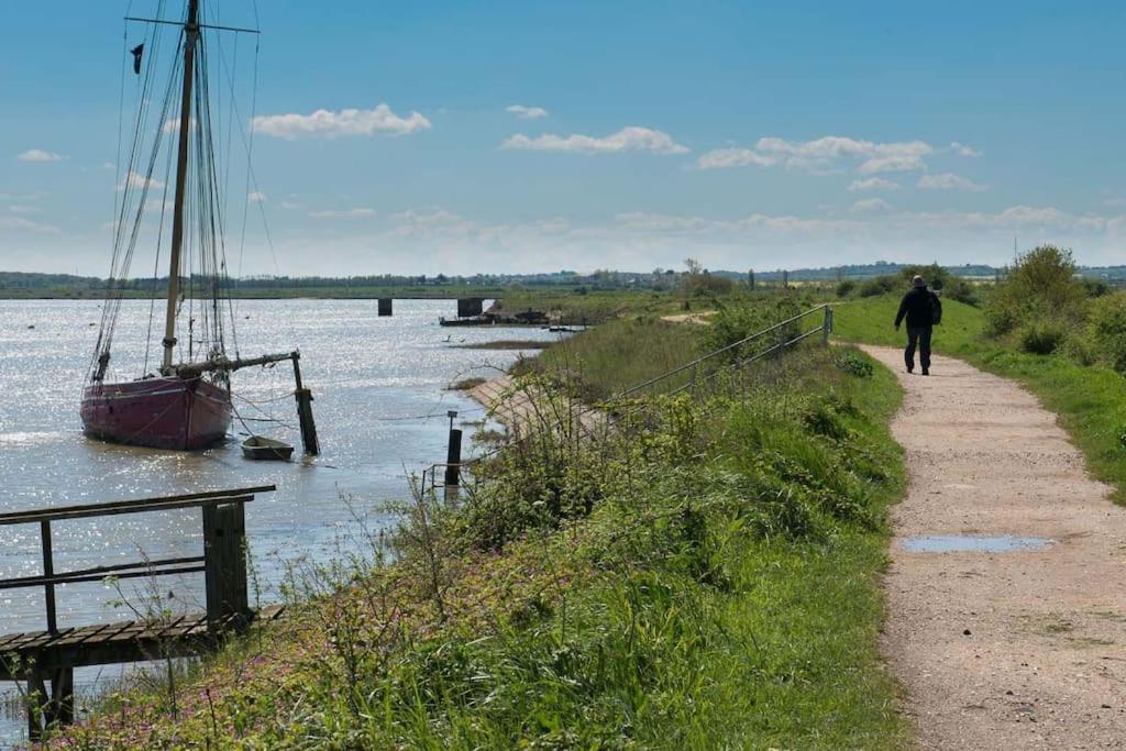 Navigation Cottage On The Historic Sea Lock Overlooking The Nature Reserve Maldon Exterior photo